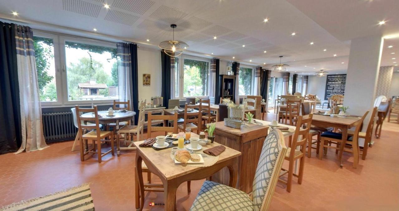 Logis Hotel Maison Carrée Restaurant O Carré dArt Méréville Esterno foto