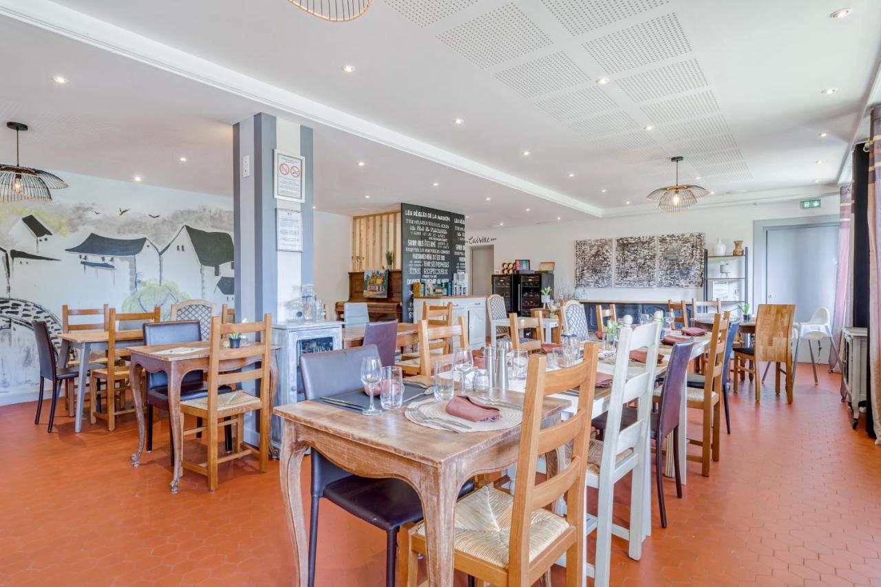 Logis Hotel Maison Carrée Restaurant O Carré dArt Méréville Esterno foto