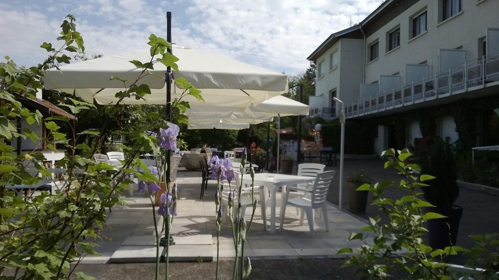 Logis Hotel Maison Carrée Restaurant O Carré dArt Méréville Esterno foto