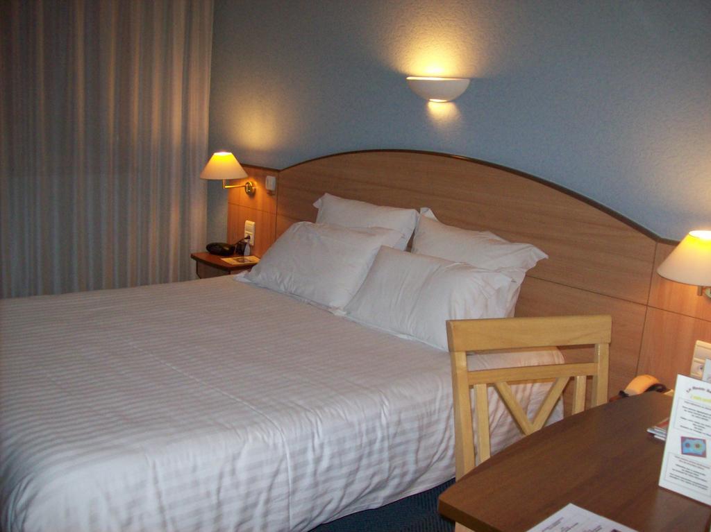 Logis Hotel Maison Carrée Restaurant O Carré dArt Méréville Camera foto