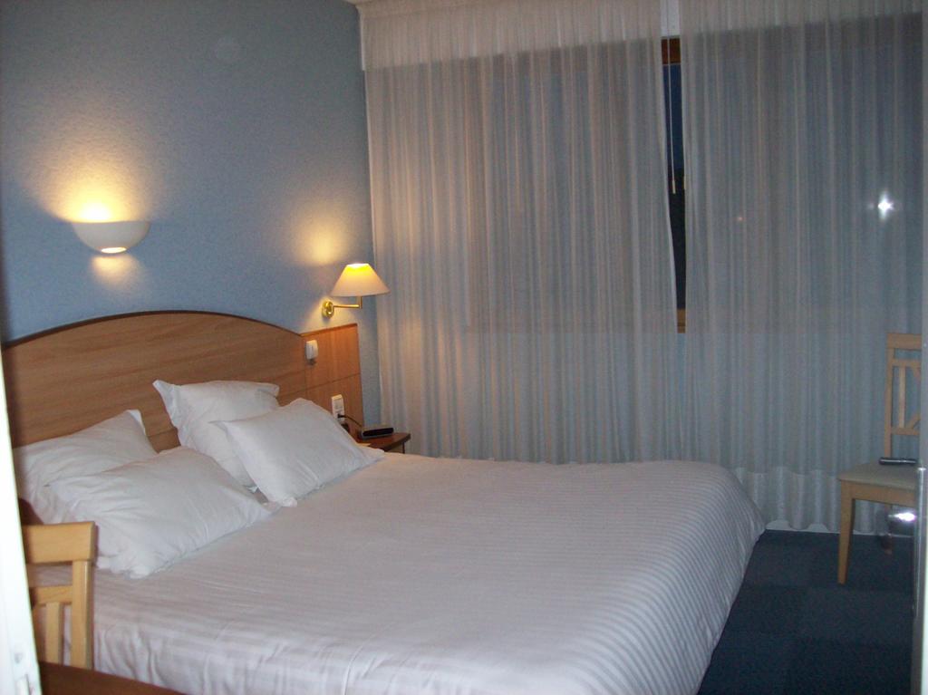 Logis Hotel Maison Carrée Restaurant O Carré dArt Méréville Esterno foto