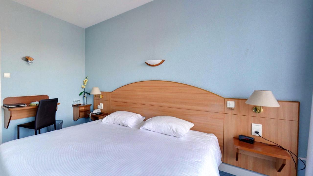 Logis Hotel Maison Carrée Restaurant O Carré dArt Méréville Esterno foto