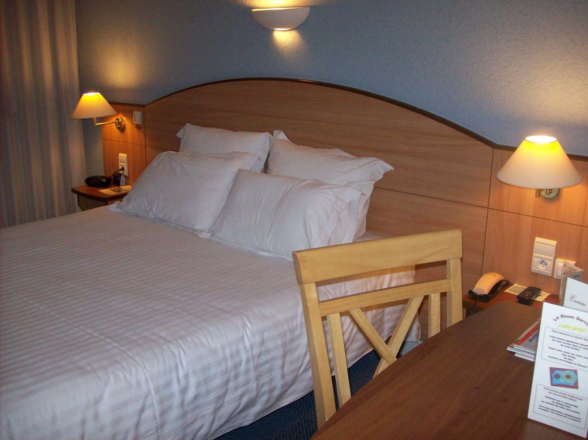Logis Hotel Maison Carrée Restaurant O Carré dArt Méréville Esterno foto