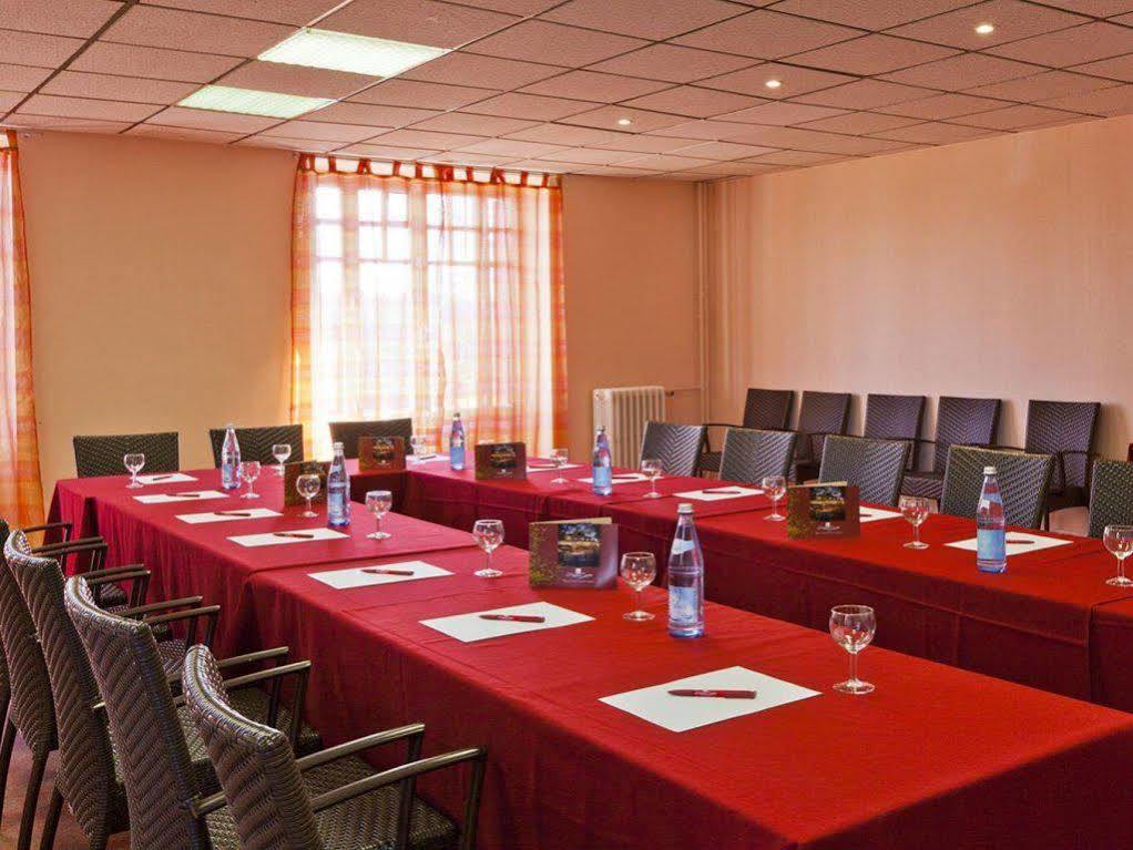 Logis Hotel Maison Carrée Restaurant O Carré dArt Méréville Esterno foto